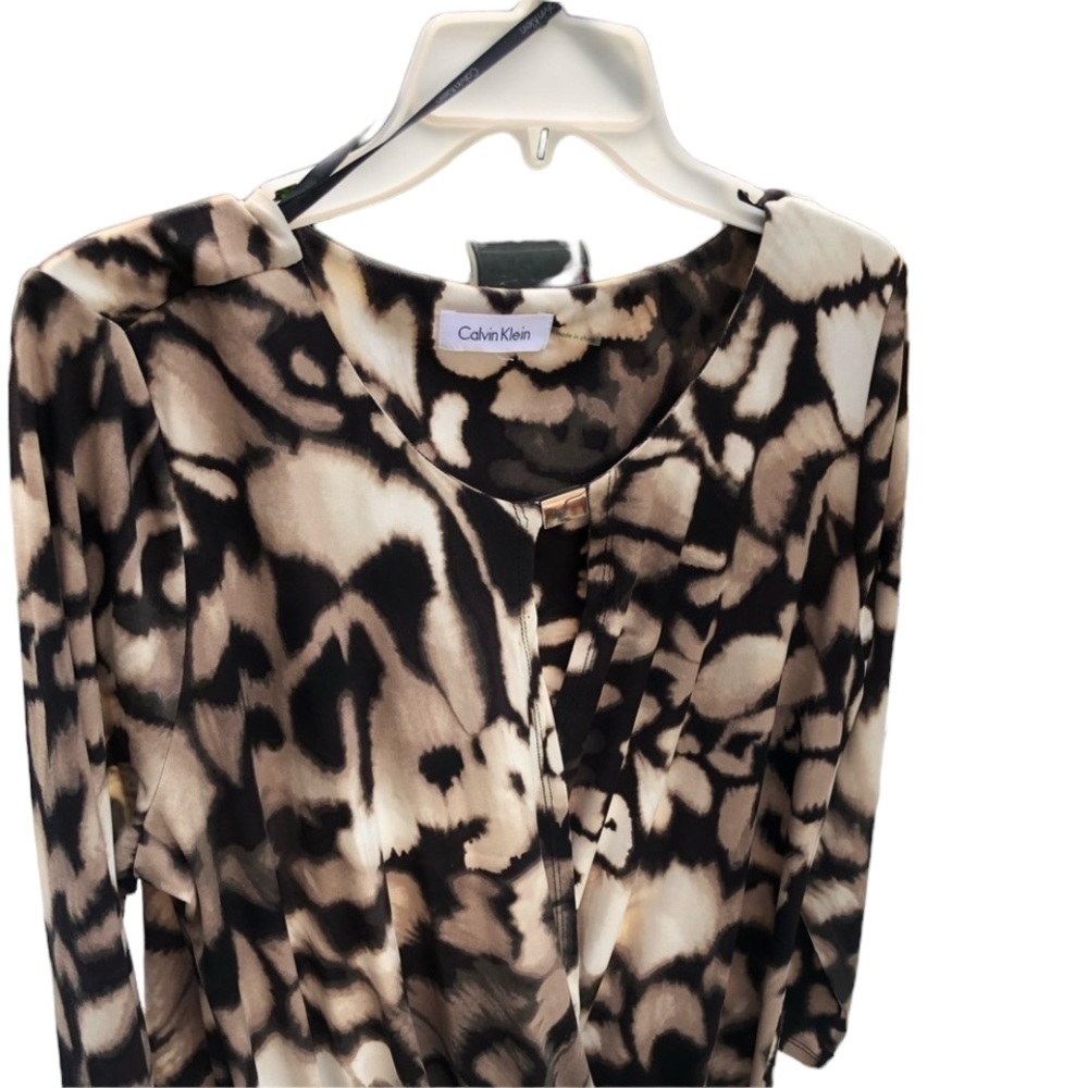𝅺Calvin Klein size large leopard print faux wrap top with long sleeves